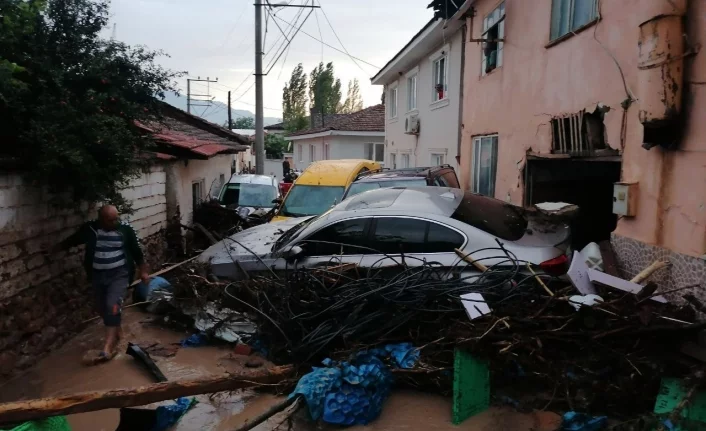 Bursa'da 3 saatlik sel ve dolunun zararı 227 milyon lira oldu