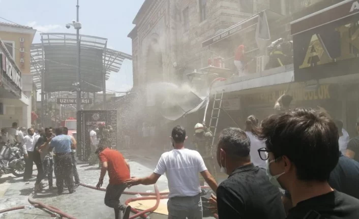 Bursa'da 500 yıllık tarihi kapalı çarşıda korkutan yangın