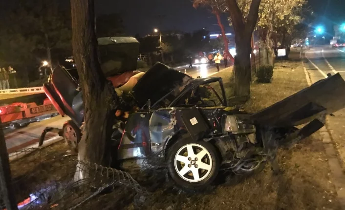 Bursa'da ağaca çarpan aracın içinde feci ölüm