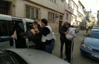 Bursa'da alacaklıları geldi, pompalı tüfekle kendine eve kilitledi