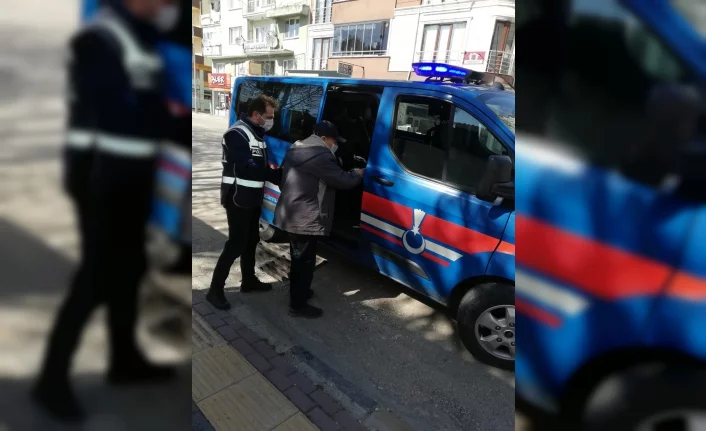 Bursa'da alzheimer hastasının yardımına polis ve jandarma koştu