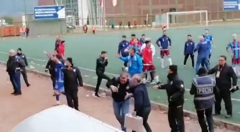 Bursa'da amatör maçta olaylar...Bir polis ile bir futbolcu yaralandı