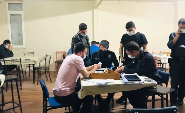 Bursa'da amatör spor kulübü lokalinde oyun oynayan 17 şahsa ceza yağdı