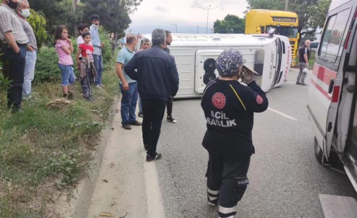 Bursa'da ambulans kavşakta otomobille çarpıştı: 4 yaralı