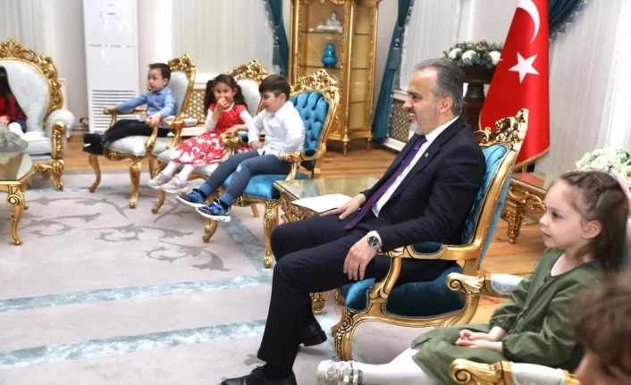 Bursa'da Ana Kucağı'ndan başkanlık koltuğuna