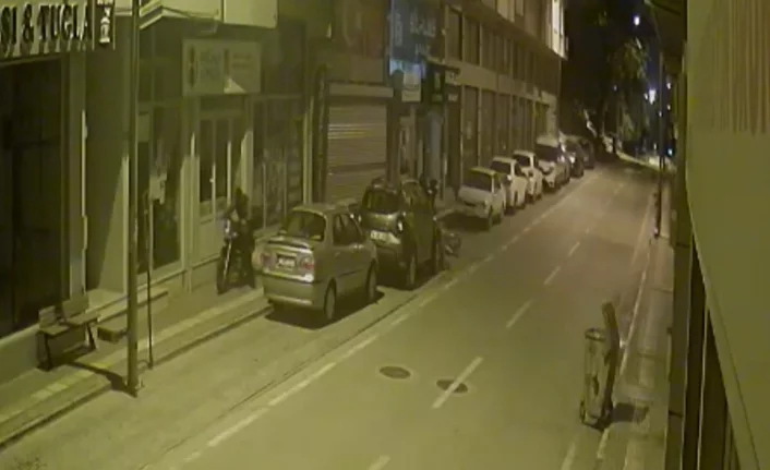 Bursa'da apartman önünde hırsızlık saniye saniye kamerada!