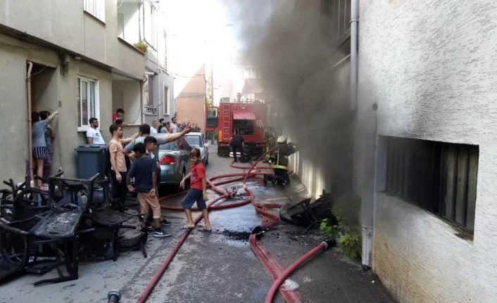 Bursa'da apartmandaki yangın korkuttu