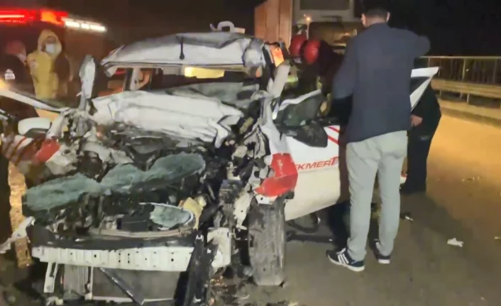 Bursa'da araç TIR'ın altına girdi: 1 ölü 2 ağır yaralı