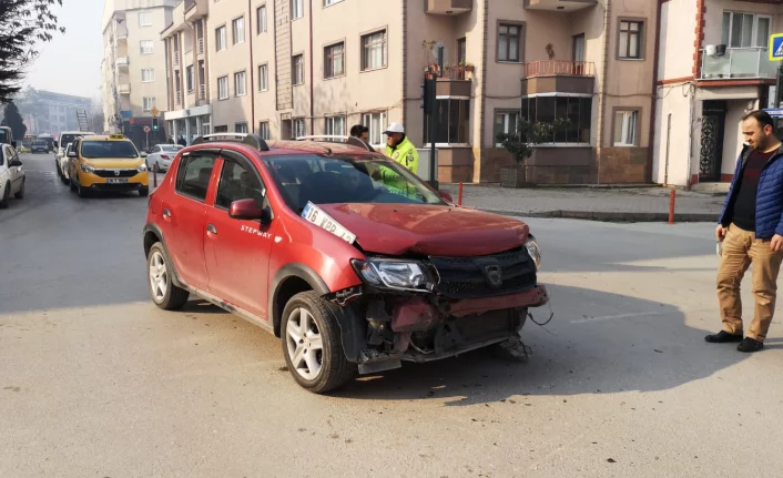 Bursa'da arkadaşı hastaneye götürürken kazada yaralandı