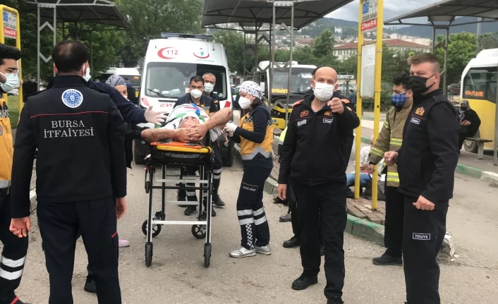 Bursa'da aşırı hızlı otomobil otobüs durağına daldı: 1’i çocuk 5 kişiyi ezdi