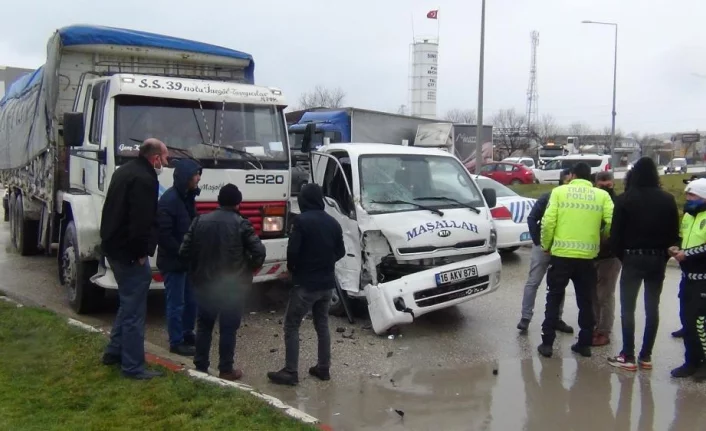 Bursa'da aynı kavşakta yine kaza: 1 yaralı