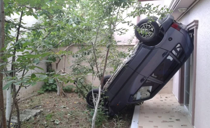 Bursa'da bahçesine araç düşen adam şoka girdi!