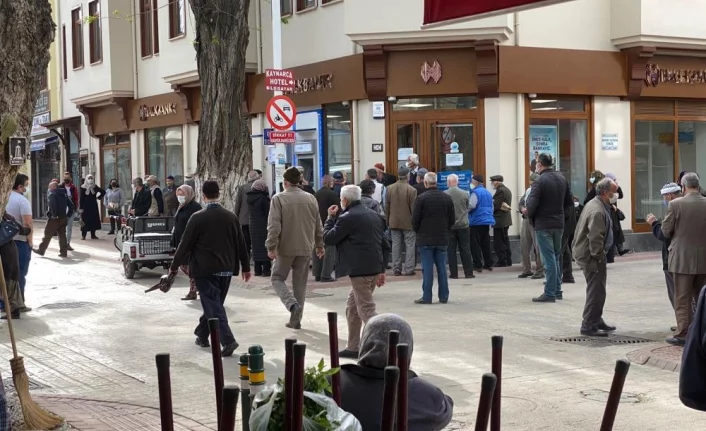 Bursa'da banka önündeki kalabalığı polis dağıttı