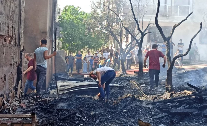 Bursa'da barakada çıkan yangın 4 evi küle çevirdi!