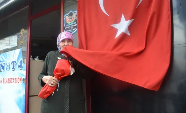 Bursa'da bayrağı öptü, Türkiye'de gündem oldu