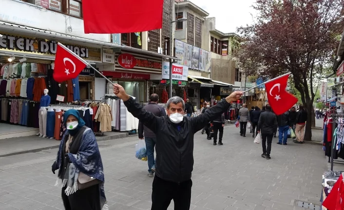 Bursa'da bayrak satışları esnafın yüzünü güldürdü