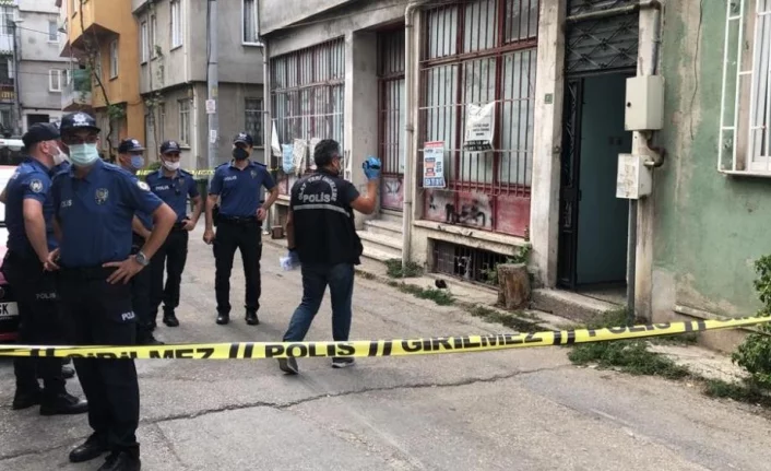 Bursa'da bir adam tartıştığı karısını evin içerisinde bıçaklayarak ağır yaraladı