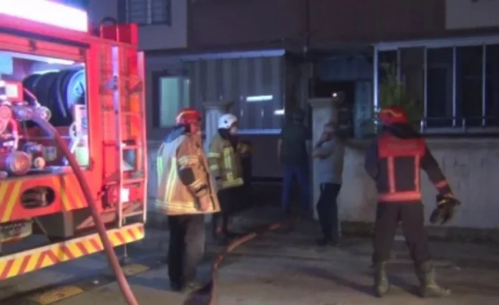 Bursa'da bir binada çıkan yangın mahalleyi sokağa döktü