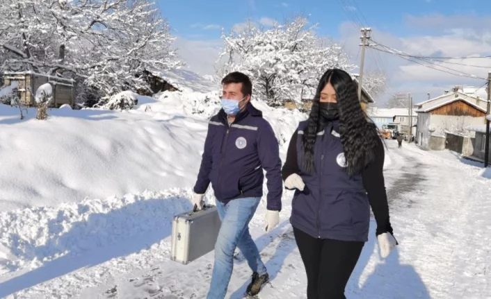 Bursa'da bir metreyi bulan karlı yolları aşıp şifa dağıttılar