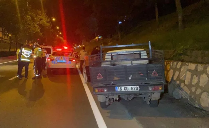 Bursa'da boş yolda duvara çarpan sürücü ile polis arasında ilginç diyalog