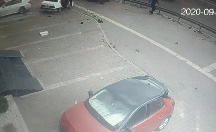 Bursa'da bozulan aracını iterken başka bir araç gelip vurdu!