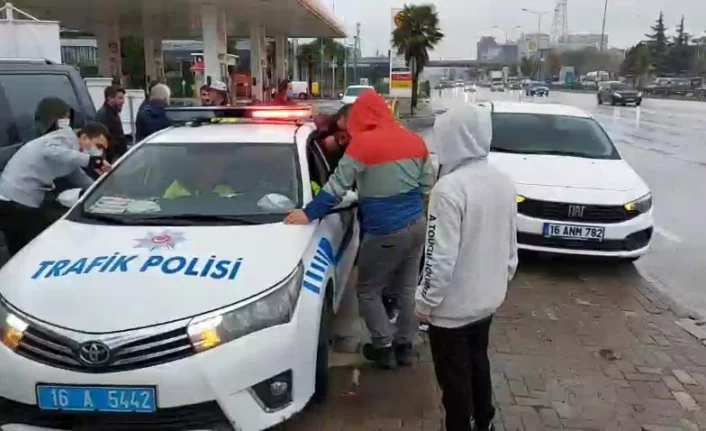 Bursa'da çalıntı araçla polislerden kaçan şüpheli 5 araca çarparak durabildi