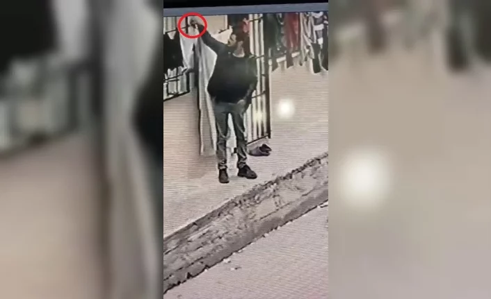 Bursa'da  çamaşır hırsızı güvenlik kamerasında