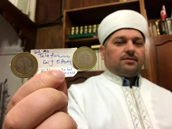 Bursa'da camide telefonunu şarj edip, para bıraktı