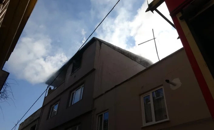 Bursa'da çatı katı yangını büyük panik yarattı