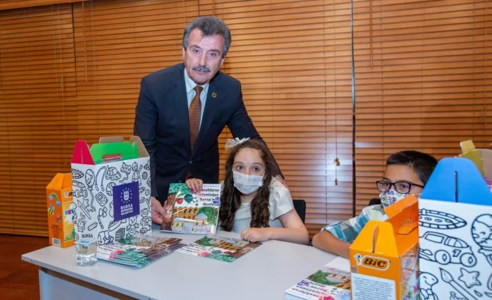 Bursa'da çocuklar Tarihi Çarşı ve Hanlar Bölgesi'ni yorumladı