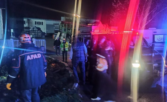 Bursa'da dereye uçan araçta sıkışan kadını itfaiye ve AFAD ekipleri kurtardı