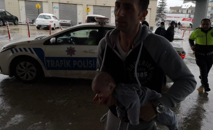 Bursa'da dili boğazına kaçan bebeği trafik polisleri kurtardı!