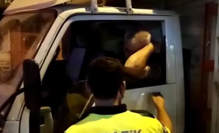 Bursa'da direksiyon başında sızan sürücüyü polis uyandırdı