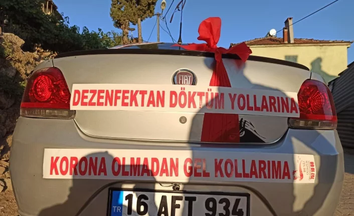 Bursa'da düğün arabasına yazdırdığı yazıyla herkesi şaşırttı!