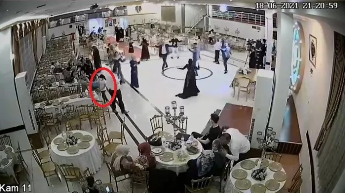 Bursa'da düğün salonundan çanta çalan küçük kız kameralara yakalandı
