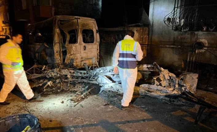 Bursa'da düşen uçağın enkazın sokaktan kaldırıldı