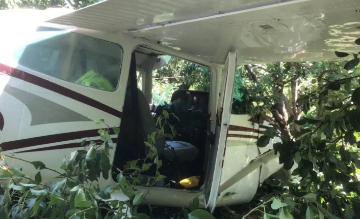 Bursa'da eğitim uçağı havalimanı yerine meyve bahçesine indi: 2 yaralı