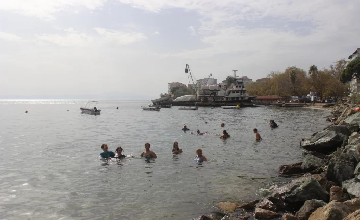 Bursa'da ekim ayında temmuz sıcağı görenler denize akın etti!