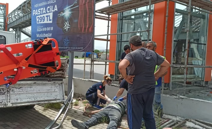 Bursa'da elektrik akımına kapılıp ölen işçi kamerada!