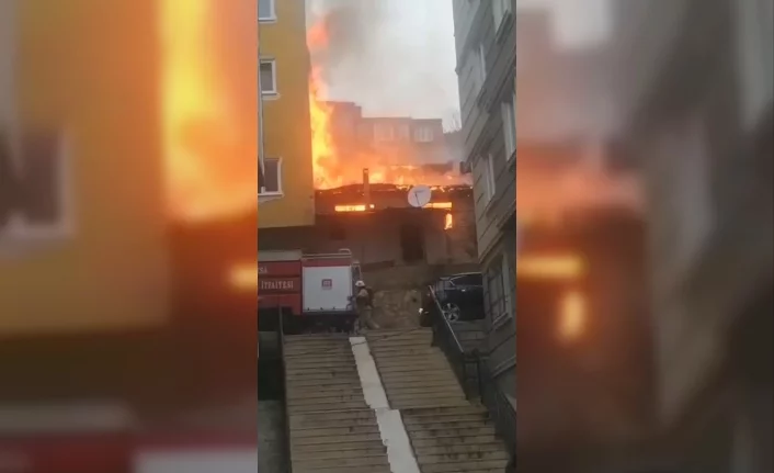 Bursa'da eski bina alev alev yandı