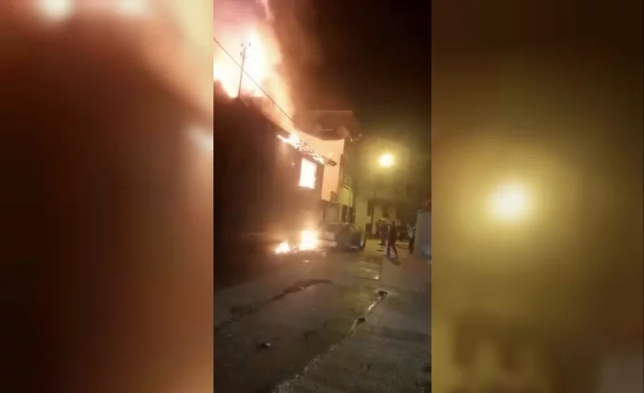 Bursa'da ev alev alev yandı, mahalleli ayağa kalktı