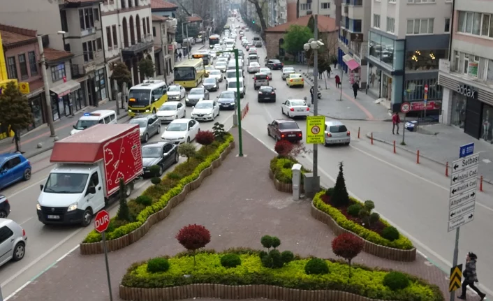 Bursa'da 'evde kal' çağrısına uymayanlar trafiği kilitledi