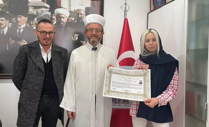 Bursa'da ezan sesinden etkilenen Ukraynalı kadın Müslüman oldu