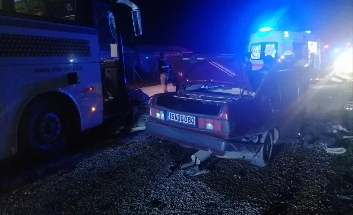 Bursa'da feci kazada ikiye bölünen araçta can verdiler: 2 ölü!