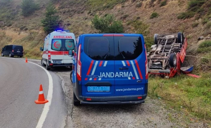 Bursa'da freni patlayan kamyonet şarampole yuvarlandı: 3 yaralı