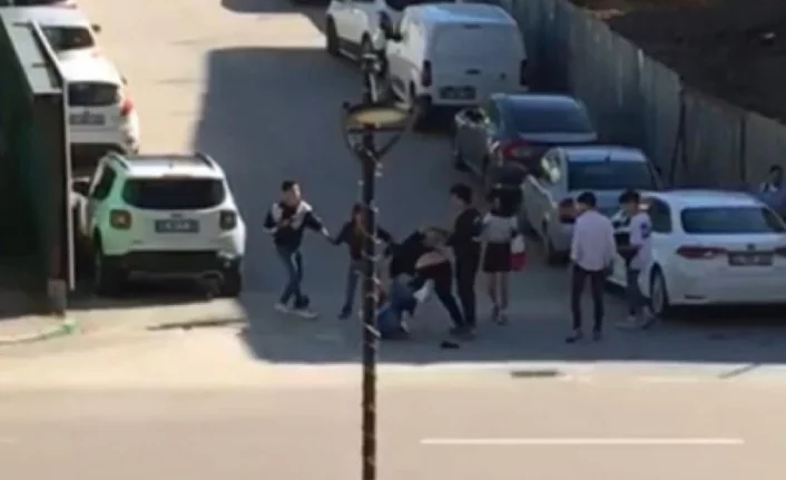 Bursa'da gençlerin yumruklu kavgası kamerada