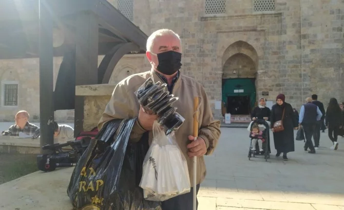 Bursa'da görme engelli adam sokak sokak gezip çorap satıyor