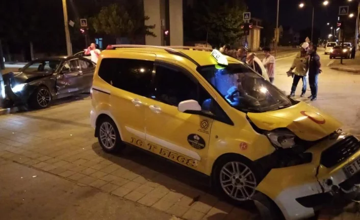 Bursa'da gurbetçinin otomobiliyle ticari taksi böyle çarpıştı