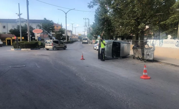 Bursa'da hafif ticari araç yan yattı: 1 yaralı