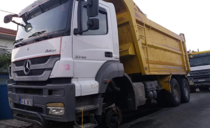 Bursa'da hafriyat kamyonun tekerliği yerinden fırlayarak patladı